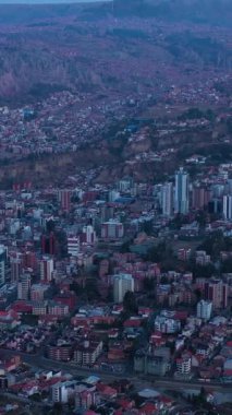 Sabah Alacakaranlığı 'nda La Paz Skyline. Hava görüntüsü. Zona Sur Bölgesi. Bolivya 'da. Mavi Saat. İHA geriye doğru uçar, yukarı doğru. Geniş açı. Atış ayarlanıyor. Dikey Video