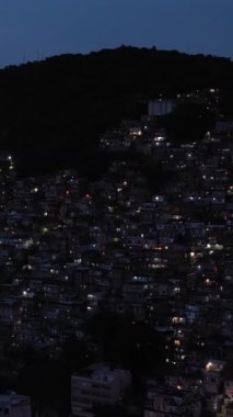 Akşam Alacakaranlığı 'nda Cantagalo-Pavao-Pavaozinho Favelas. Mavi Saat. Rio de Janeiro, Brezilya. Hava görüntüsü. Yörüngede. Dikey Video