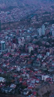 Sabah Alacakaranlığı 'nda La Paz Skyline. Hava görüntüsü. Zona Sur Bölgesi. Bolivya 'da. Mavi Saat. Drone İleri Uçuyor. Dikey Video
