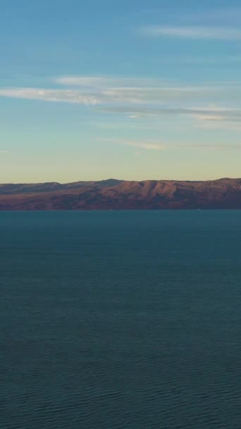 Argentinasjön Patagonien Argentina Vid Solnedgången Sommaren Berg Vid Bakgrunden Flygutsikt — Stockvideo