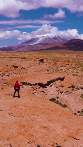 Путешественник Смотрит Вулкан Оллаг Скалы Боливия Голубое Небо Облаками Вид — стоковое видео