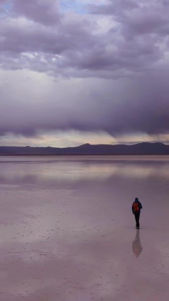 Turistmannen Går Uyuni Salt Flats Flygutsikt Altiplano Bolivia Regnsäsong Reflektion — Stockvideo