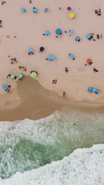 コパカバーナビーチと大西洋 リオデジャネイロ市 ブラジル アリアルビュー ドローンがホバーしている アングルショット バーティカルビデオ — ストック動画
