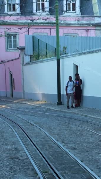 Lisbon Portugal Agustus 2023 Gloria Funicular Railway Car Going Uphill — Stok Video