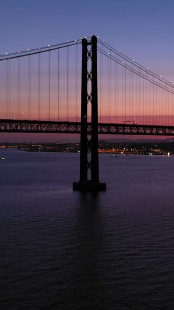 Мост Понте Абрил Соединяющий Лиссабон Алмадой Вечерние Сумерки Голубой Час — стоковое видео