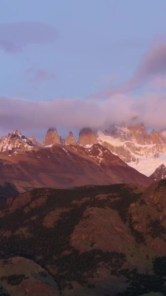 Góra Fitz Roy Chmurach Wschodzie Słońca Wzgórza Ośnieżone Góry Andes — Wideo stockowe