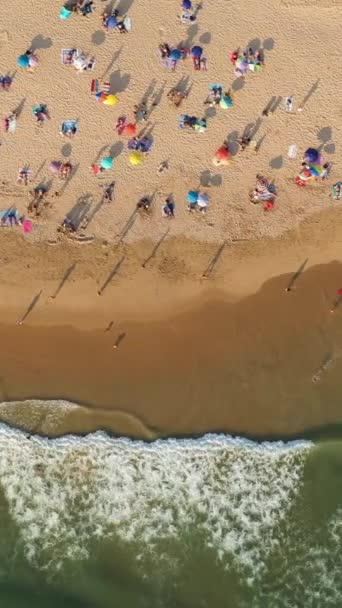 Fonte Telha海滩和大西洋 人山人海葡萄牙 空中自上而下的高角度视图 博士飞的西道 垂直录像 — 图库视频影像