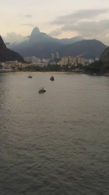Rio de Janeiro ve Atlantik Okyanusu 'ndaki Urca Mahallesi. Hava görüntüsü. Brezilya. Drone İleri Uçuyor, Eğil. Dikey Video