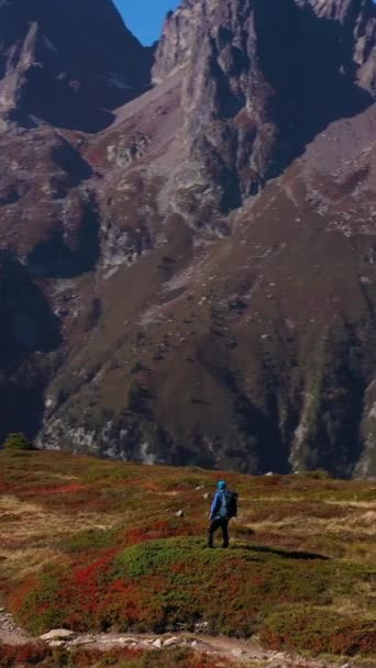 Caminante Hombre Chaqueta Azul Con Mochila Pie Mirando Montaña Mont — Vídeos de Stock