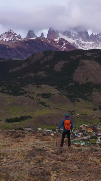 Mochilero Senderista Con Mochila Trekking Poles Está Mirando Monte Fitz — Vídeos de Stock