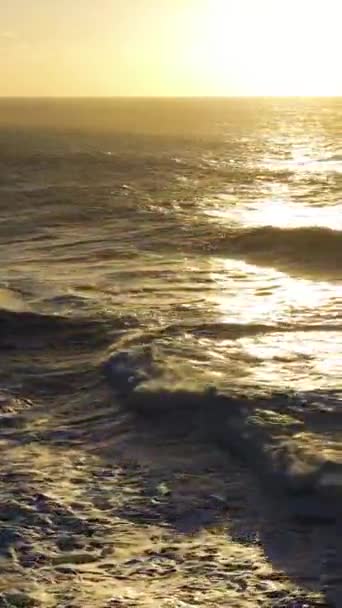 Atlantische Oceaan Bij Zonsondergang Nazare Portugal Grote Golven Luchtfoto Drone — Stockvideo