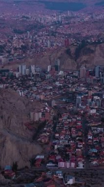 Sabah Alacakaranlığı 'ndaki La Paz Cityscape. Hava görüntüsü. Zona Sur Bölgesi. Bolivya 'da. Mavi Saat. Drone İleri Uçuyor, Eğil. Şutu göster. Dikey Video