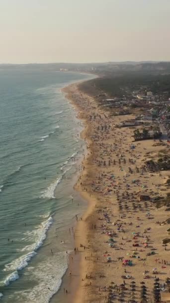 Fonte Telha海滩和大西洋 葡萄牙 人山人海空中景观 飞行员向前和向上飞去 垂直录像 — 图库视频影像