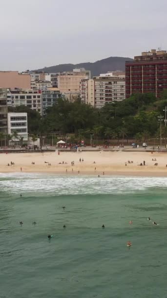 Рио Жанейро Пляж Ипанема Серферы Атлантическом Океане Вид Воздуха Бразилия — стоковое видео