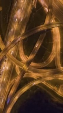 Gece Yol Kavşağı ve Araba Trafiği. Üstgeçit. Hava Dikey Tepetaklak Hiper Hata. İnsansız hava aracı rotasyonu. Dikey Video