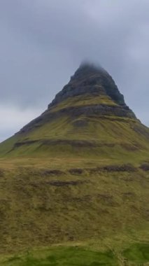 Kirkjufell Dağı, Snaefellsnes Yarımadası 'nda yaz günü. İzlanda. Hava hiperlapası. Dikey Video