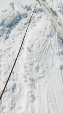 Buzulda Dağcı Adımları Crevasse üzerinde. FPV Görünümü. Dikey Video