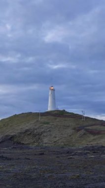 Reykjanes Deniz Feneri. İzlanda. Havadan Atış Zamanaşımı. Dikey Video