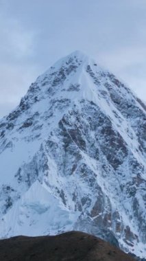 Pumori Dağı. Himalaya Nepal Zamanlaması. Dikey Video