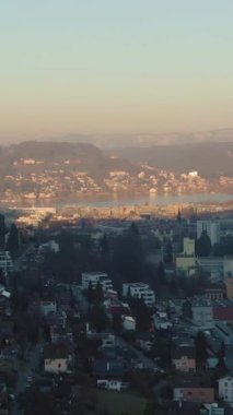 Lucerne ve Kriens City Sunset 'te. İsviçre Alpleri, İsviçre. Hava görüntüsü. Drone İleri Uçuyor. Dikey Video