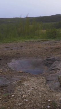 Büyük Geysir. İzlanda. Kilitlenme Vuruşu. Dikey Video