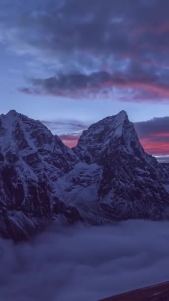 Taboche Cholatse Mountains Avondschemering Himalaya Nepal Tijdsverloop Verticale Video — Stockvideo
