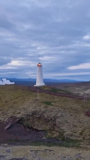 雷克雅未提灯塔位于地热地区的夏日黄昏 冰岛雷克雅未斯半岛空中超光速 无人机是在轨道上垂直录像 — 图库视频影像