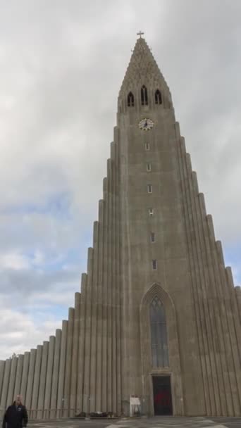 Reykjavik Islandia Mayo 2019 Hallgrimskirkja Church Tourists Horizontal Panning Time — Vídeos de Stock