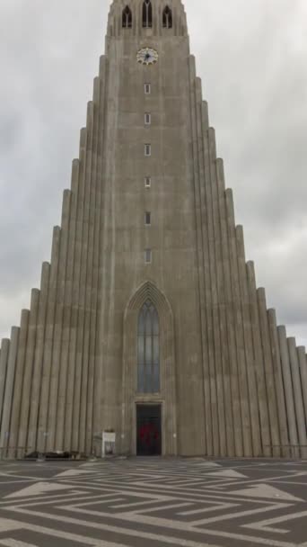 雷克雅未克 2019年5月21日 Hallgrimskirkja Church Tourists 垂直排气时间间隔 垂直录像 — 图库视频影像