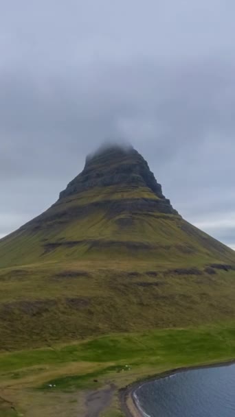 Kirkjufell Mountain Día Verano Islandia Hiper Lapso Aéreo Drone Está — Vídeo de stock