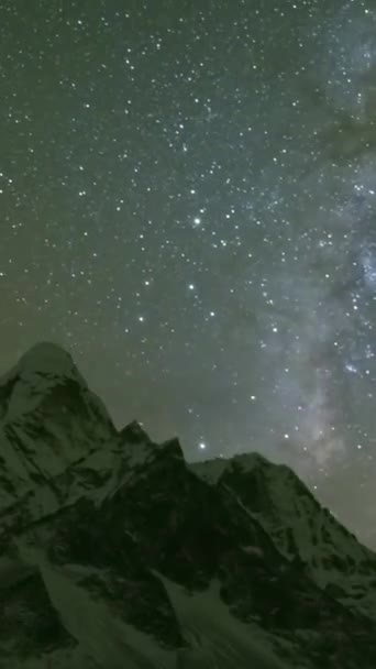 银河和星夜的天空在Ama Dablam山上空 尼泊尔喜马拉雅 时间过去了垂直录像 — 图库视频影像