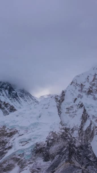 Everest Nuptse Mountains Ochtend Bewolkte Lucht Uitzicht Vanaf Berg Kalapatthar — Stockvideo