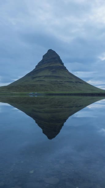 Kirkjufell Mountain Reflection Lake Islande Temps Écoulé Vidéo Verticale — Video
