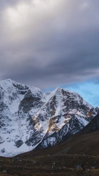Montanhas Taboche Cholatse Céu Nublado Pela Manhã Himalaia Nepal Timelapse — Vídeo de Stock
