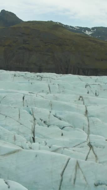 Svinafellsjokull Gletsjer Heuvel Vatnajokull Assen Spleten Ijsland Luchtfoto Drone Flies — Stockvideo