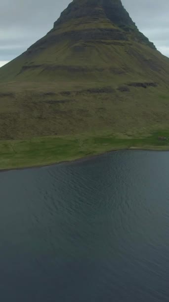 Kirkjufell Mountain Bewolkte Zomerdag Ijsland Luchtfoto Drone Vliegt Voorwaarts Omhoog — Stockvideo
