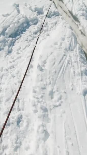 Bergsteiger Tritt Über Gletscherspalte Auf Den Gletscher Fpv Ansicht Vertikales — Stockvideo