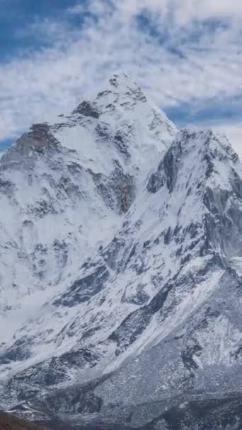 Góra Ama Dablam Błękitne Niebo Chmurami Himalaje Nepal Czas Ucieka — Wideo stockowe