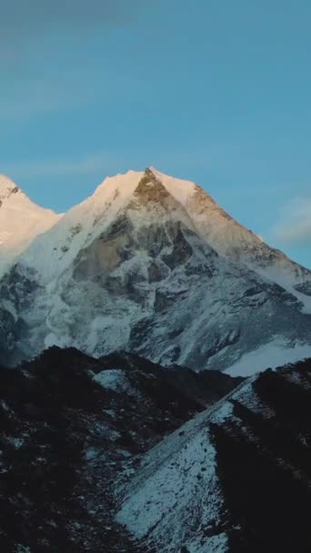 Ostrov Peak Mountain Při Západu Slunce Letecký Pohled Dron Letí — Stock video