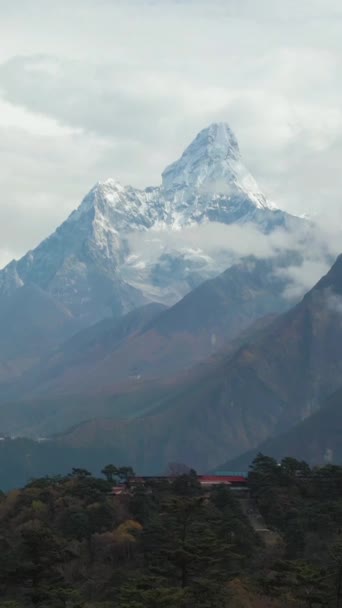 Ama Dablam Montanha Floresta Coníferas Himalaia Nepal Vista Aérea Drone — Vídeo de Stock