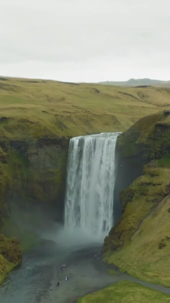 Skogafoss Wasserfall Island Luftaufnahme Drohne Fliegt Auf Kippt Vertikales Video — Stockvideo