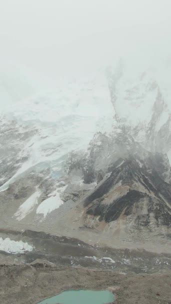 Turista Vrcholu Hory Kalapatthar Při Pohledu Khumbu Icfall Everest Nuptse — Stock video
