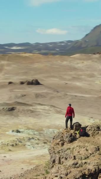 Ταξιδιώτης Άνθρωπος Στέκεται Στην Κορυφή Του Βουνού Στην Περιοχή Hverir — Αρχείο Βίντεο