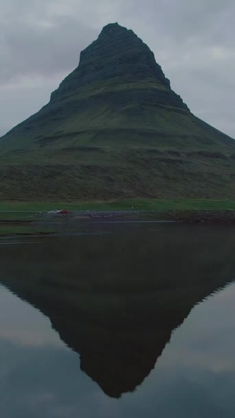 Kirkjufell Mountain Reflection Lake Island Letecký Pohled Dron Letí Pozpátku — Stock video