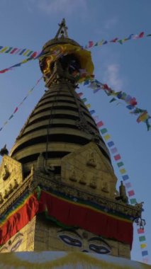 KATHMANDU, NEPAL - 15 Ekim 2019: Sunny Day 'de Svajambhunath Stupa and Flags. Ağır çekim. Dikey Video