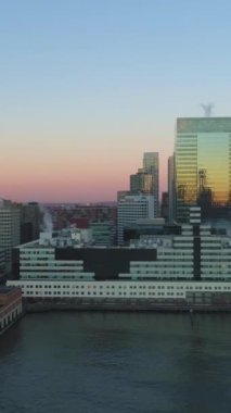 Sabahları Jersey City Gökdelenleri. New Jersey 'de. Amerika Birleşik Devletleri. Hava görüntüsü. Dikey Video