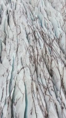 Svinafellsjokull Buzulu. Ash, Cracks ve Crevass. İzlanda. Hava görüntüsü. Drone İleri Uçuyor. Dikey Video