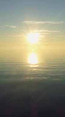 Sunset 'te Cenevre Gölü. Güneş yansıması. İsviçre. Havadan çekim. Drone İleri Uçuyor. Dikey Video