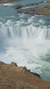 Yaz güneşli gününde Godafoss Şelalesi. İzlanda. Hava görüntüsü. Drone yörüngede. Dikey Video