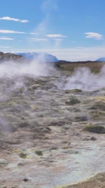 Hver Jeotermal Bölgesi 'nde fümeroller. Namafjall. İzlanda. Ağır çekim. Dikey Video